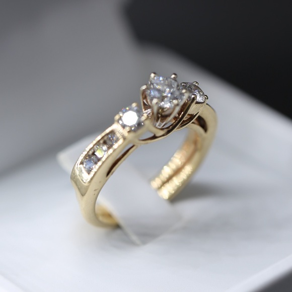 Elegant Gold and Diamond Ring - Picture 8 of 9